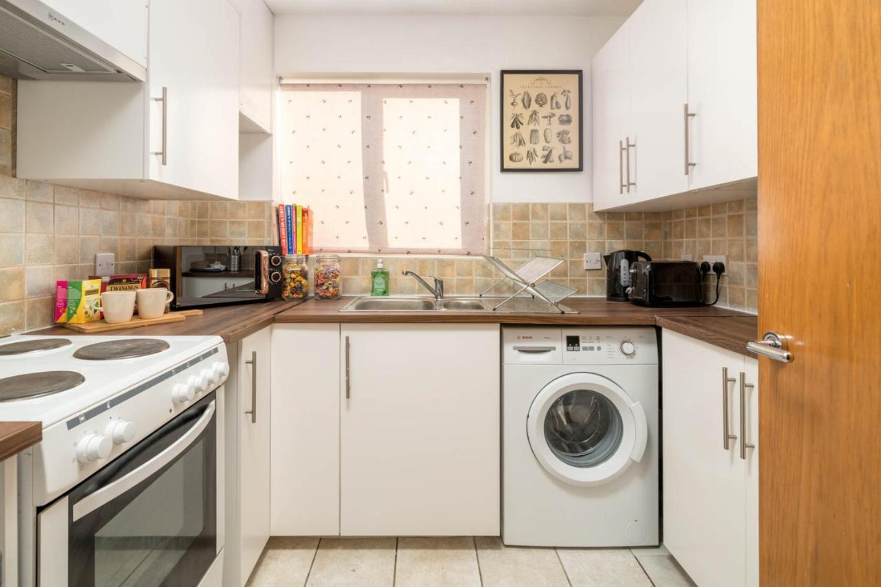2 Bedroom Flat Near London Excel Экстерьер фото