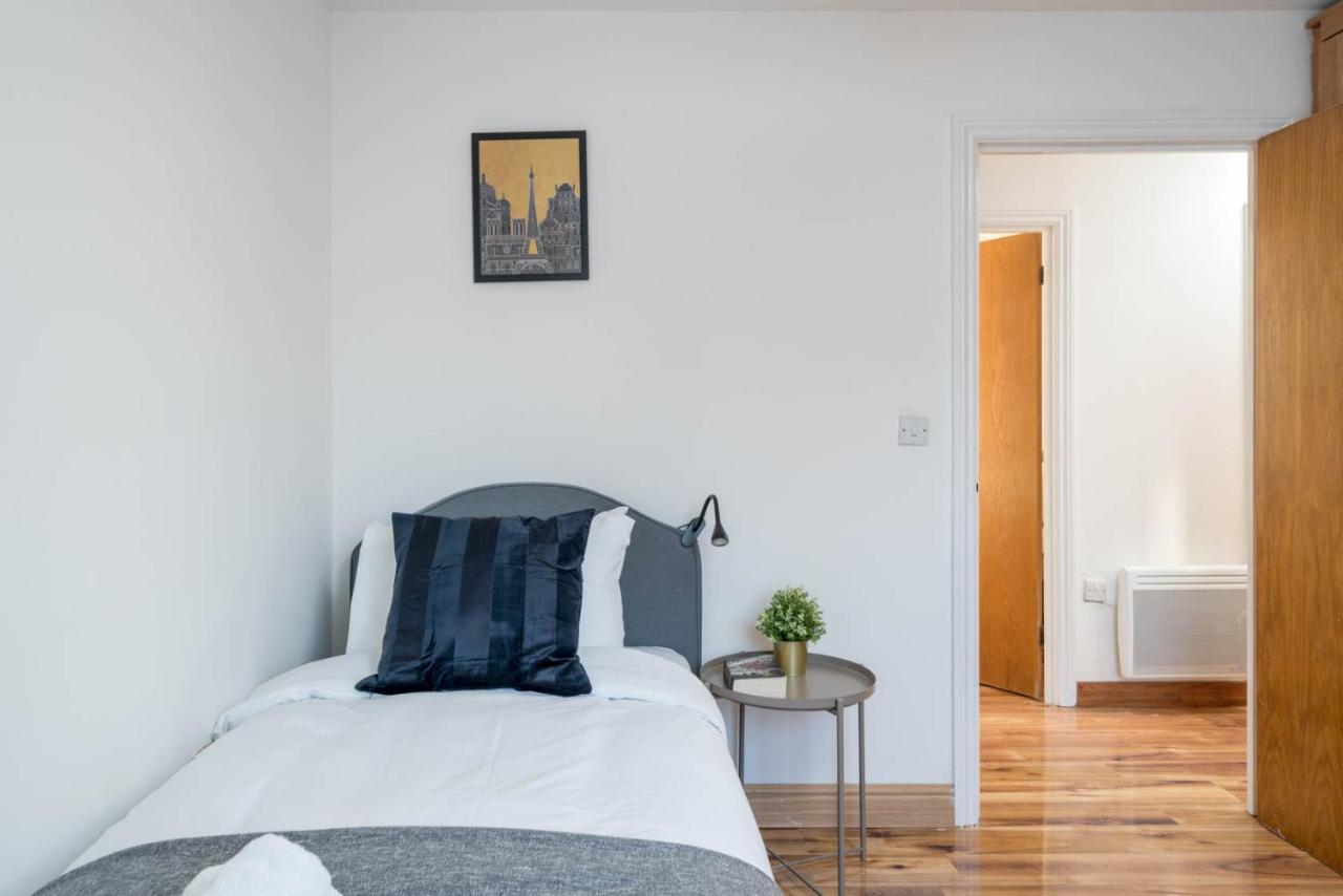 2 Bedroom Flat Near London Excel Экстерьер фото
